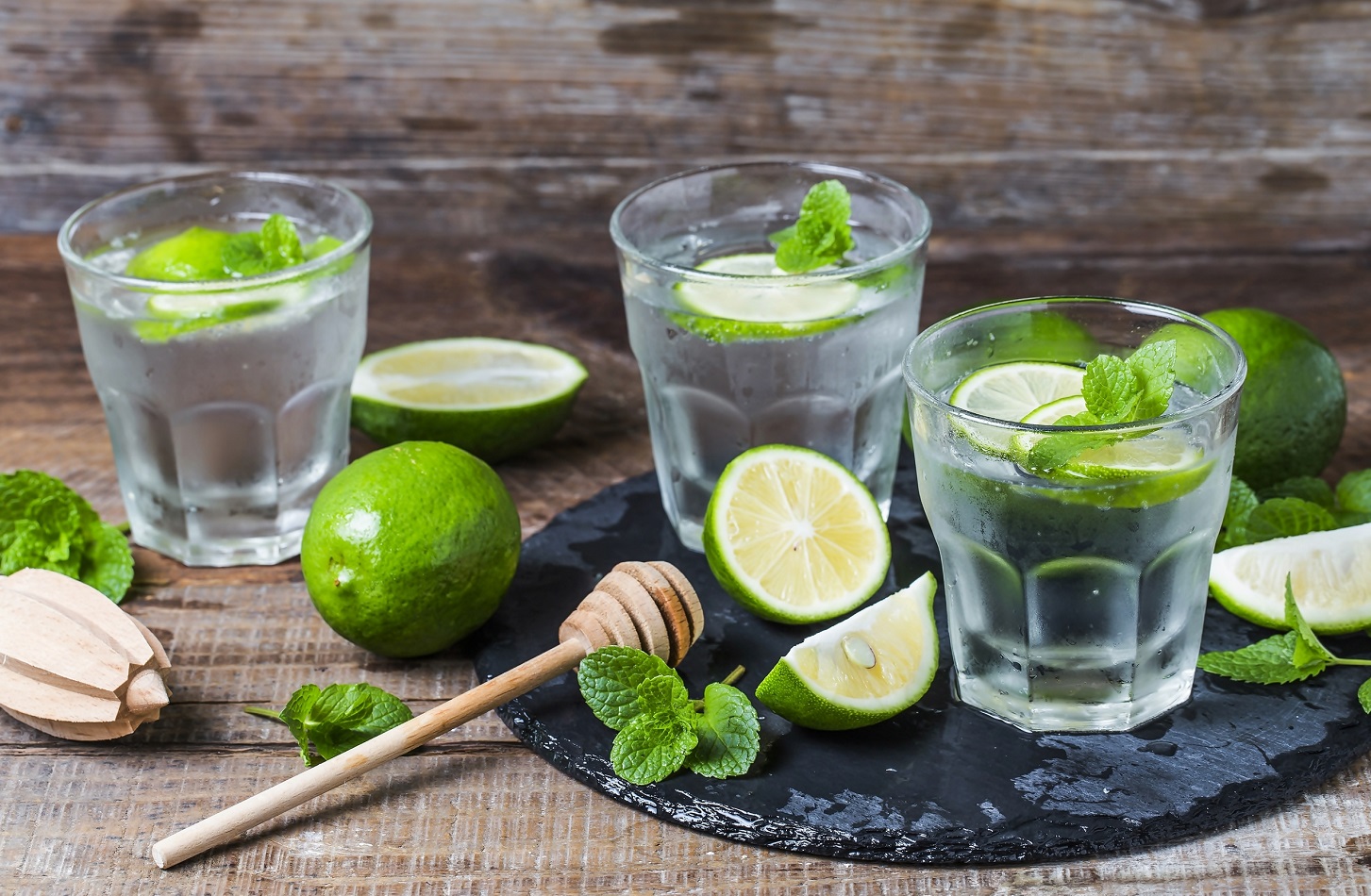 Nước chanh ít đường cung cấp lượng lớn vitamin C đốt cháy mỡ thừa vùng bụng Nước chanh ít đường cung cấp lượng lớn vitamin C đốt cháy mỡ thừa vùng bụng